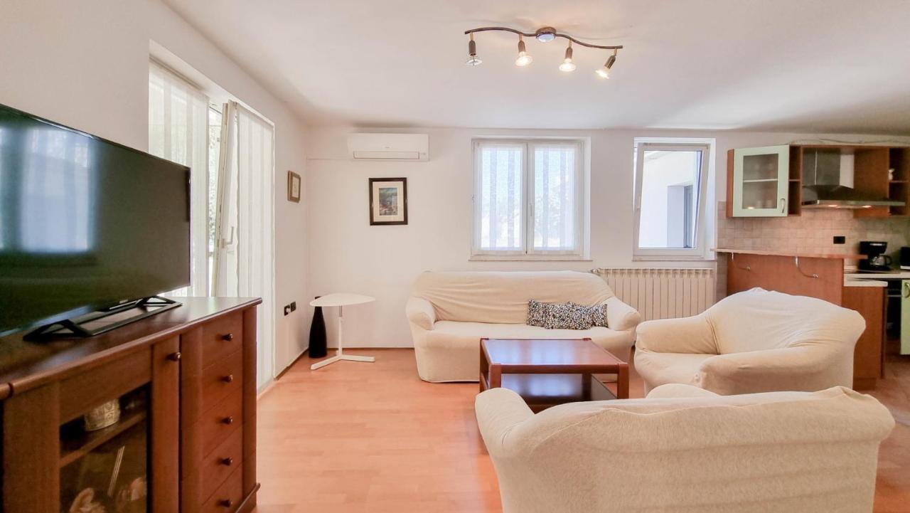 Ena Apartment Новиград Екстериор снимка