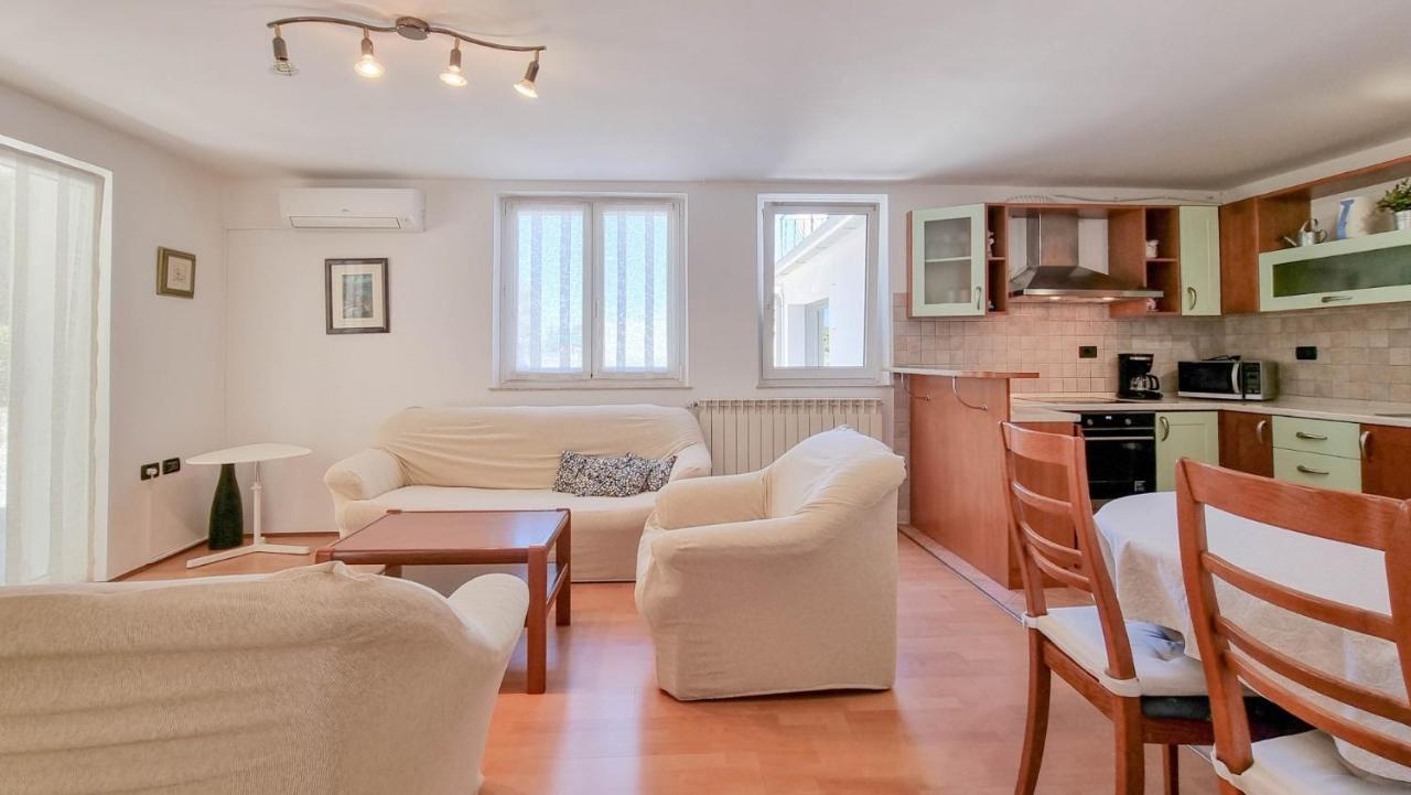Ena Apartment Новиград Екстериор снимка