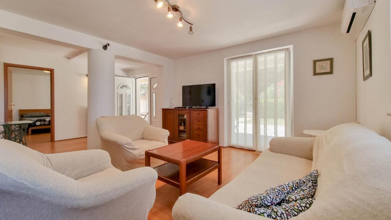 Ena Apartment Новиград Екстериор снимка