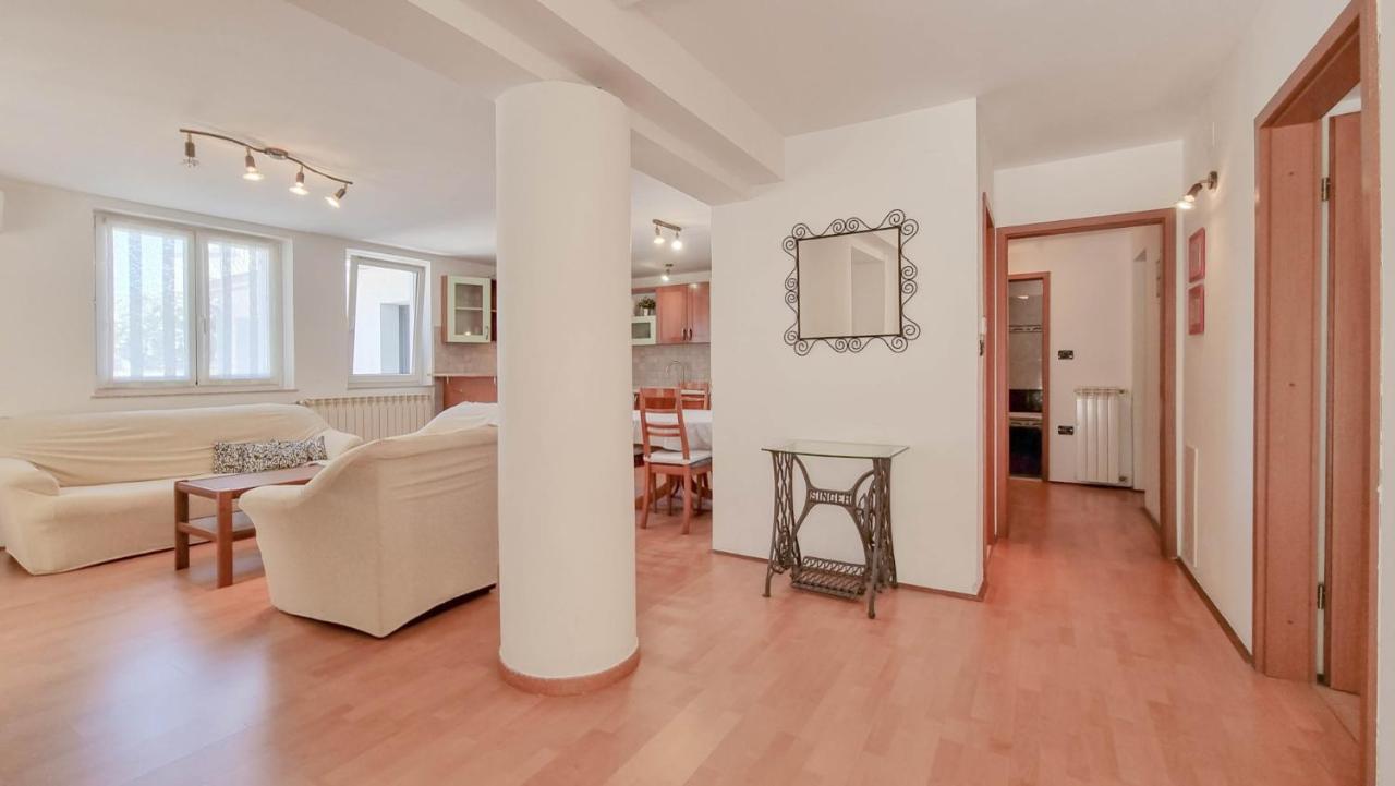 Ena Apartment Новиград Екстериор снимка
