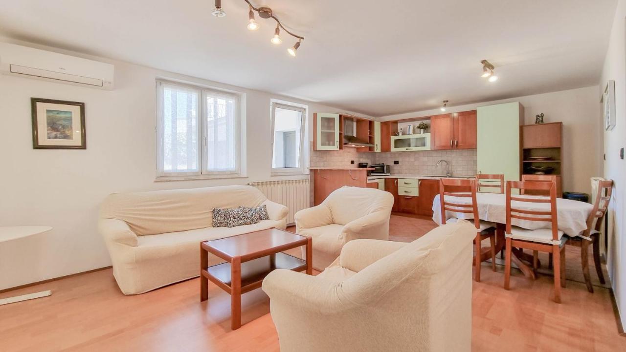 Ena Apartment Новиград Екстериор снимка