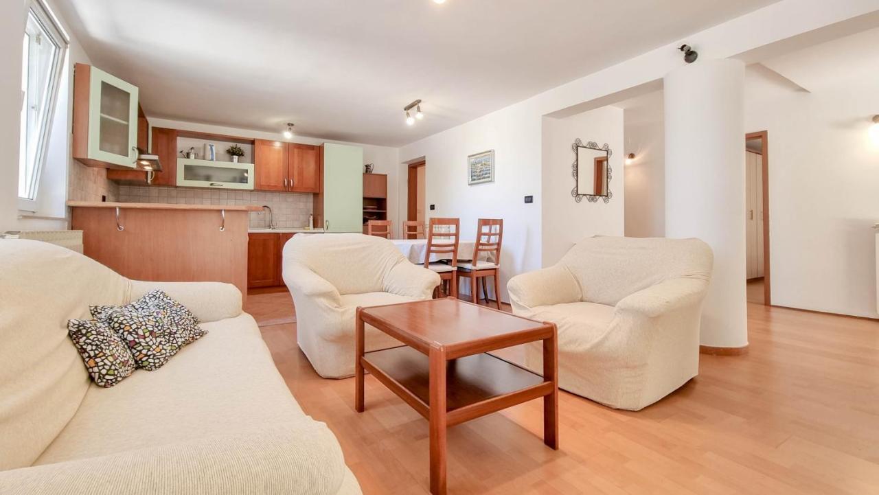 Ena Apartment Новиград Екстериор снимка