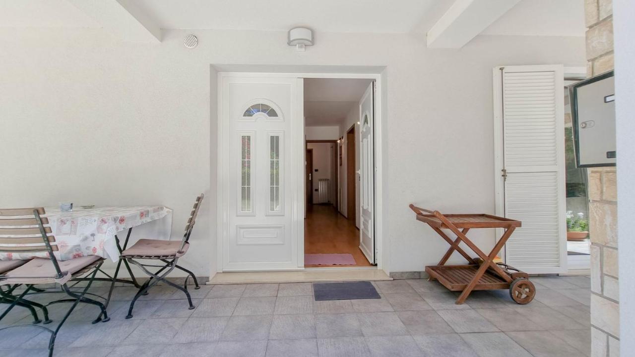 Ena Apartment Новиград Екстериор снимка