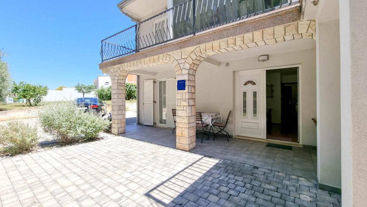 Ena Apartment Новиград Екстериор снимка